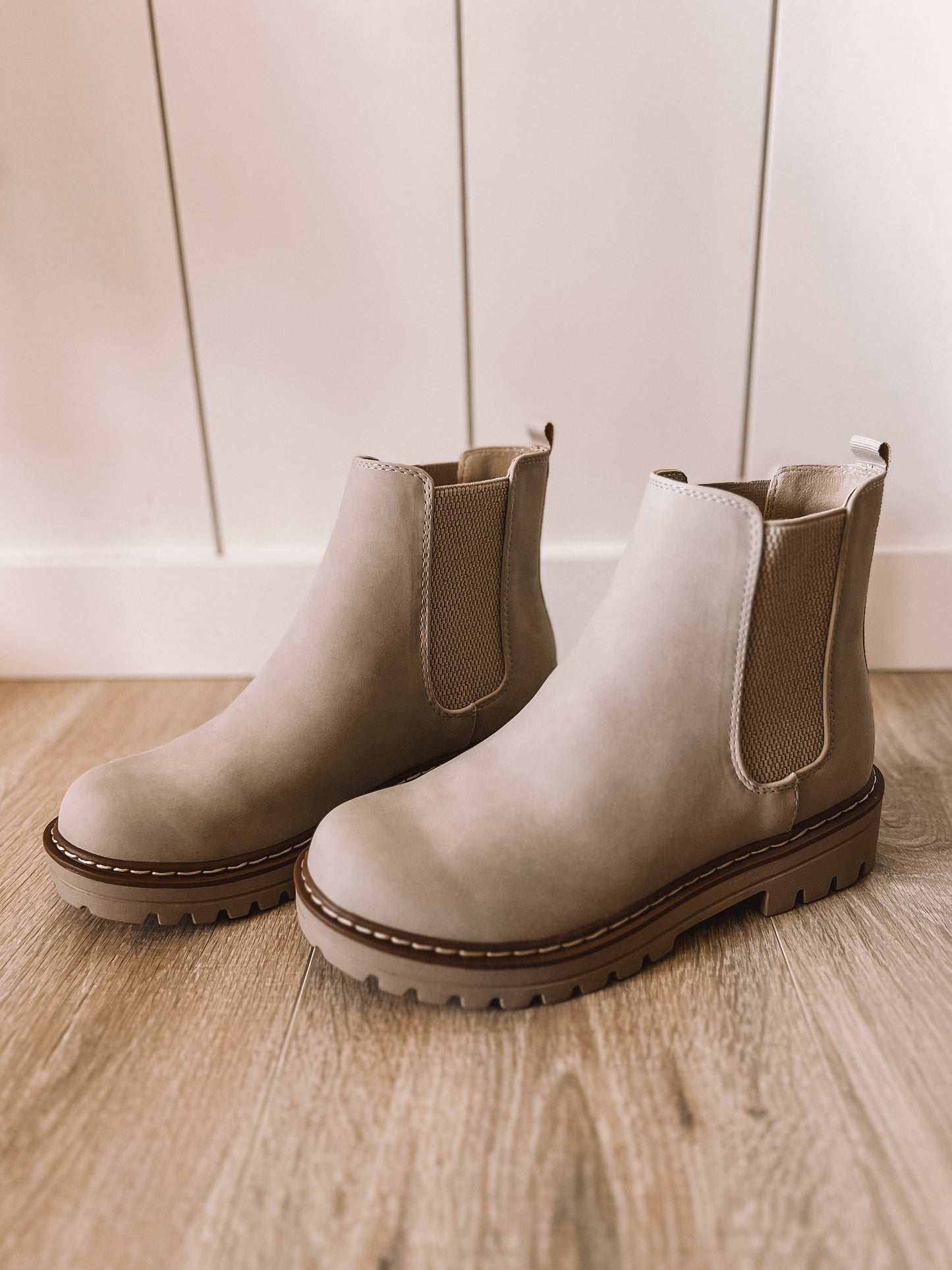(SALE) Walking Along Boots (Sand)